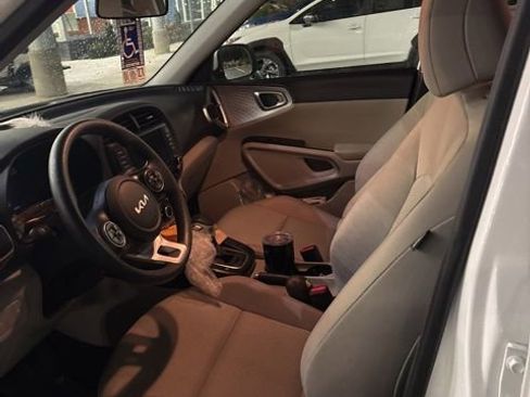 Used 2022 Kia Soul LX image 12