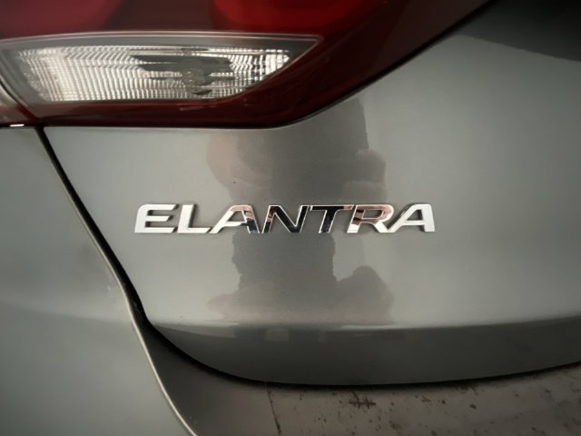 Used 2017 Hyundai Elantra SE FWD image 25