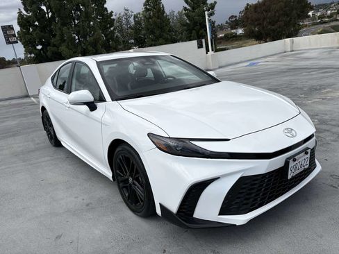 Used 2025 Toyota Camry SE image 36