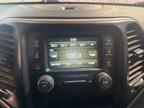 Used 2018 Jeep Cherokee Latitude w/ Altitude Package image 22