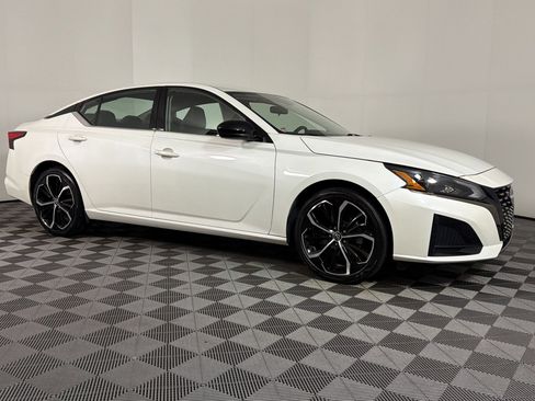 Used 2024 Nissan Altima 2.5 SR FWD image 6