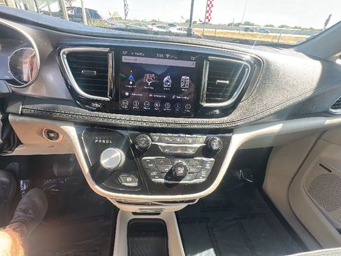 Used 2018 Chrysler Pacifica Limited w/ Tire & Wheel Group FWD image 19