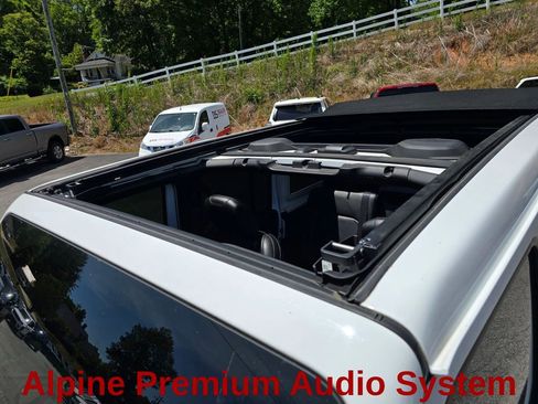 Used 2021 Jeep Wrangler Unlimited Rubicon w/ Xtreme Recon 35" Tire Package AWD/4WD image 19