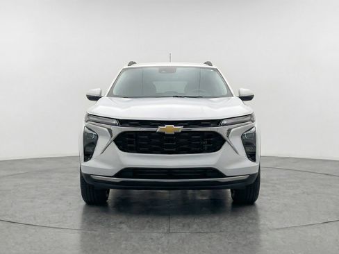 Used 2025 Chevrolet Trax LT w/ LT Convenience Package image 2