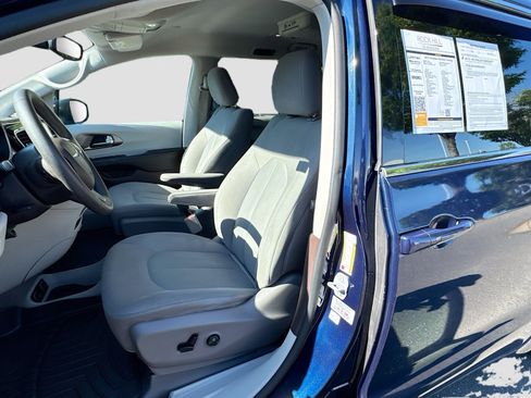 Used 2017 Chrysler Pacifica Touring FWD image 19