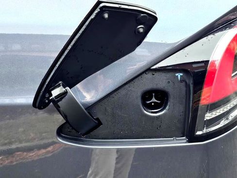 Used 2023 Tesla Model X image 27