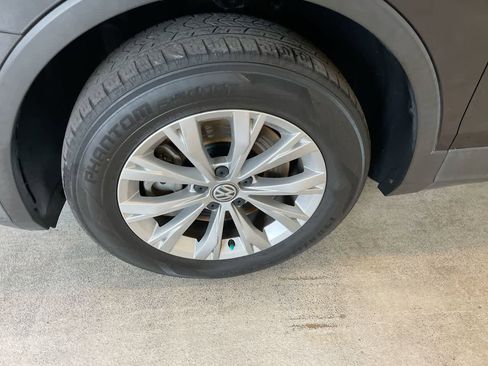 Used 2019 Volkswagen Tiguan SE w/ Panoramic Sunroof Package image 10