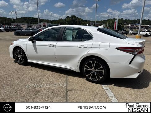 Used 2020 Toyota Camry SE FWD image 10