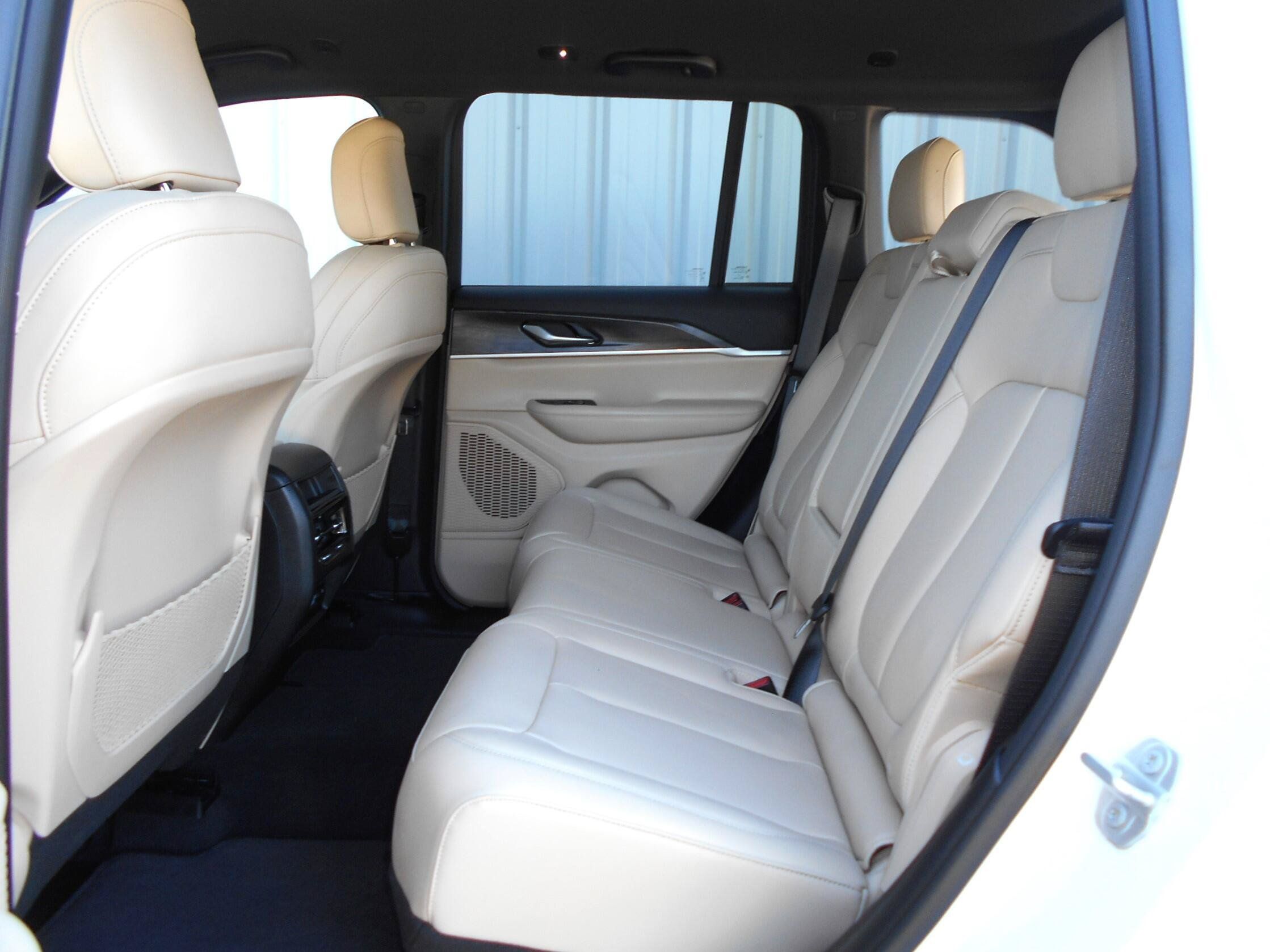 Used 2023 Jeep Grand Cherokee Limited AWD/4WD image 7
