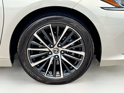 Used 2024 Lexus ES 300h w/ Premium Package FWD image 32