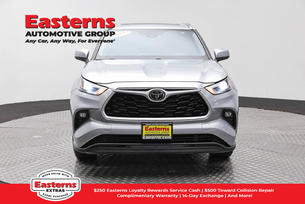 Used 2021 Toyota Highlander XLE FWD image 3