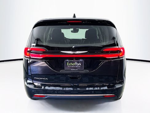 Used 2024 Chrysler Pacifica Touring-L image 7