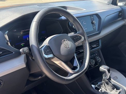 Used 2024 Volkswagen Taos SE image 7