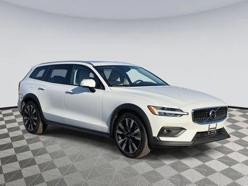 Used 2021 Volvo V60 T5 Cross Country image 1