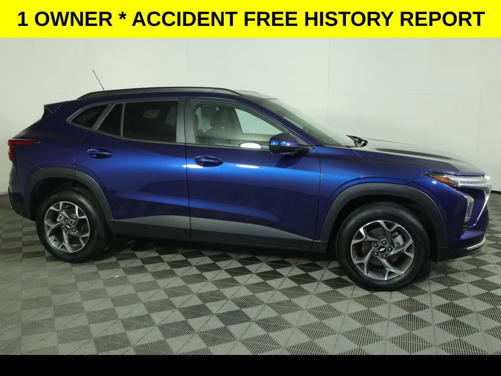 Used 2024 Chevrolet Trax LT w/ Driver Confidence Package FWD image 2