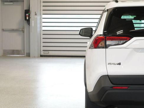 Used 2025 Toyota RAV4 XLE AWD/4WD image 9