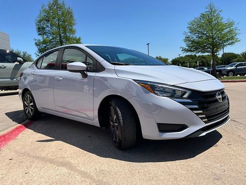 Used 2025 Nissan Versa SV image 4