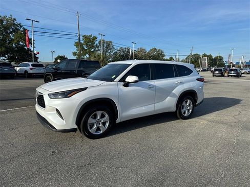 Certified 2023 Toyota Highlander L image 7