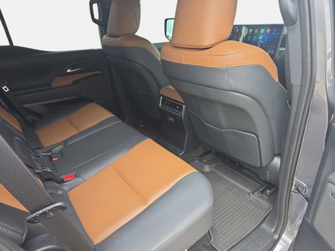 Used 2024 Lexus GX 550 w/ Accessory Package (Z1) AWD/4WD image 11