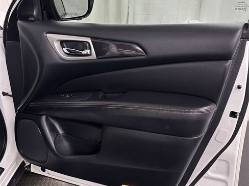 Used 2020 Nissan Pathfinder SL image 39