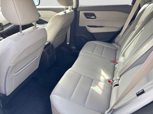 Used 2022 Nissan Rogue SV w/ SV Premium Package image 10