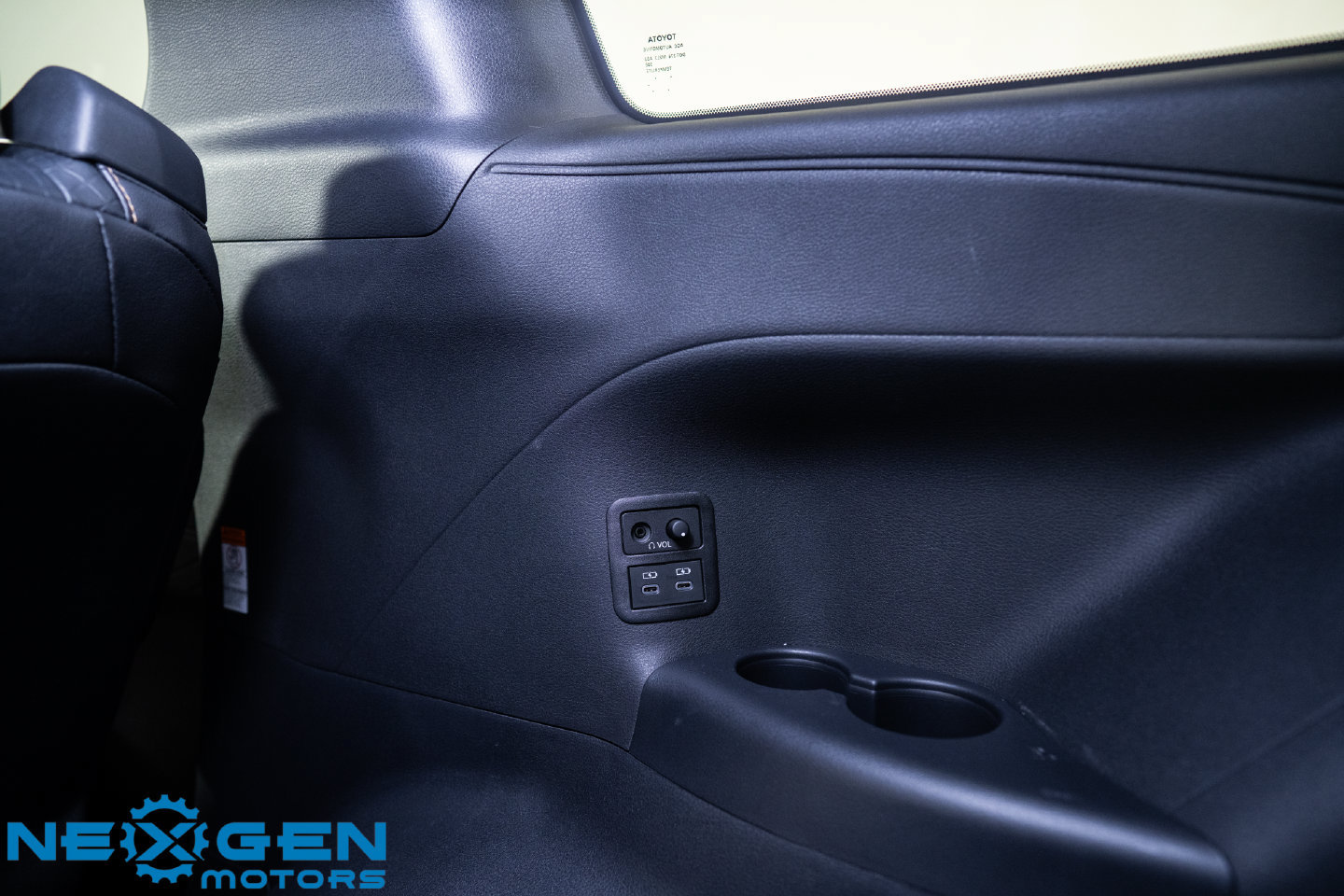 Used 2025 Toyota Sienna XLE Woodland Edition AWD/4WD image 28