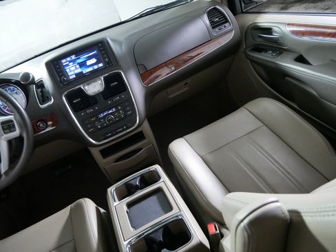 Used 2013 Chrysler Town & Country Touring-L w/ Driver Convenience Group FWD image 11