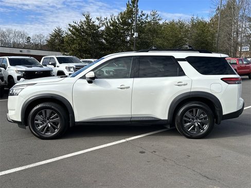 Used 2022 Nissan Pathfinder SV image 2