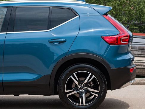 Certified 2023 Volvo XC40 B5 Plus AWD/4WD image 4