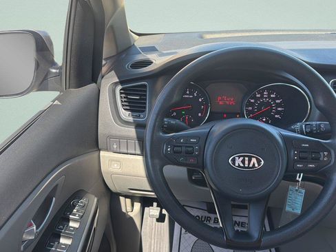 Used 2018 Kia Sedona L FWD image 19