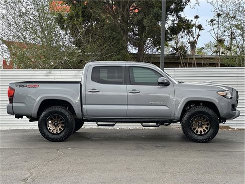 Used 2019 Toyota Tacoma TRD Sport image 9