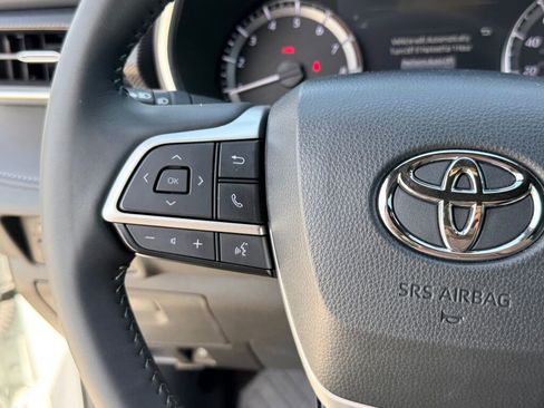 Used 2024 Toyota Highlander LE image 32