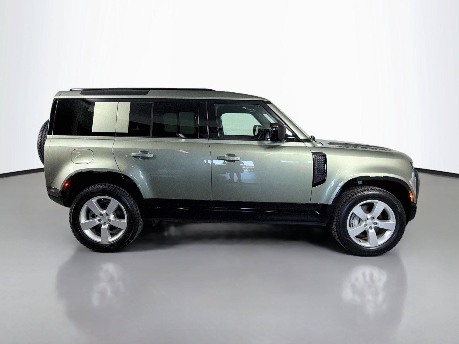 Certified 2025 Land Rover Defender 110 X-Dynamic SE AWD/4WD image 4