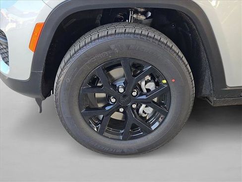 New 2025 Jeep Grand Cherokee Altitude image 10