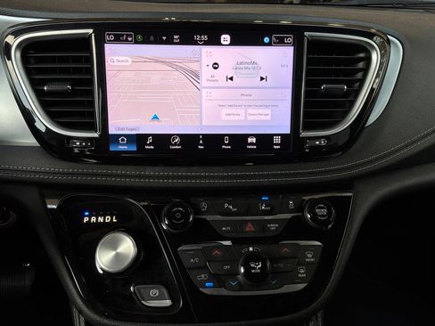 Used 2025 Chrysler Pacifica Limited FWD image 38