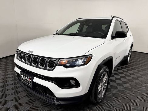 Used 2024 Jeep Compass Latitude w/ Convenience Group AWD/4WD image 3