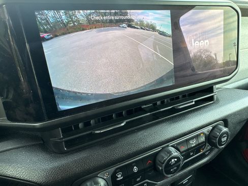 Used 2025 Jeep Wrangler Sport S image 28