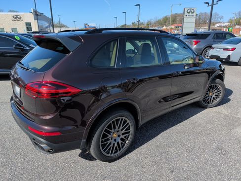 Used 2017 Porsche Cayenne Platinum Edition image 4