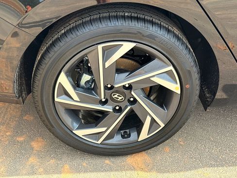 New 2026 Hyundai Elantra Limited image 17