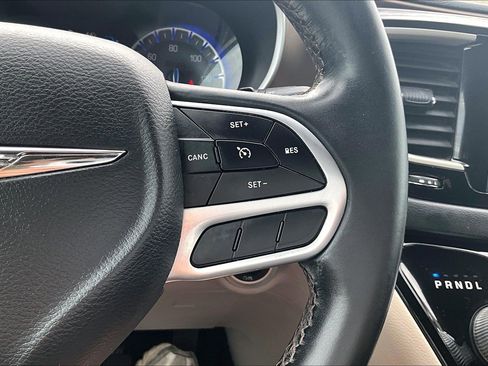 Used 2017 Chrysler Pacifica Touring-L FWD image 23