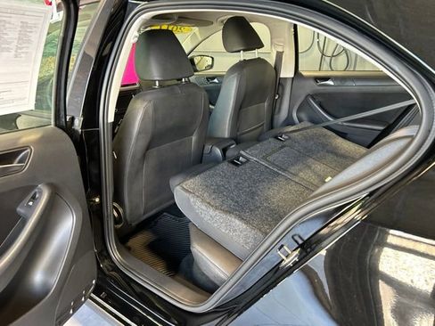 Used 2011 Volkswagen Jetta SE FWD image 17
