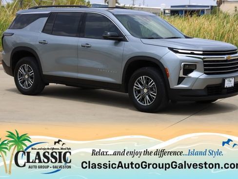 Used 2024 Chevrolet Traverse LT FWD image 1
