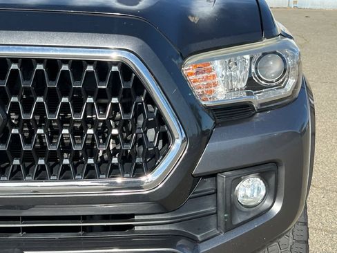 Used 2018 Toyota Tacoma TRD Sport w/ Technology Package AWD/4WD image 11