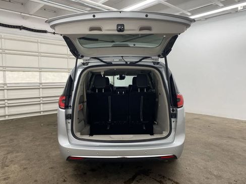 Used 2024 Chrysler Pacifica Touring-L FWD image 31