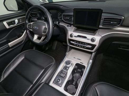 Used 2022 Ford Explorer XLT w/ Equipment Group 202A image 18