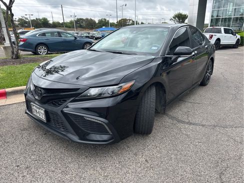 Used 2023 Toyota Camry SE image 2