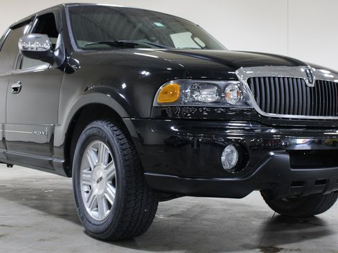 Used 2002 Lincoln Blackwood RWD image 3
