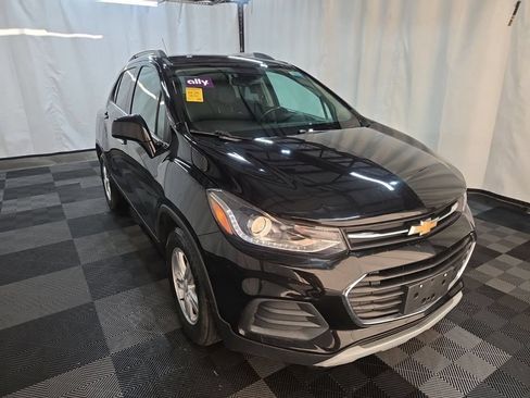 Used 2020 Chevrolet Trax LT w/ LT Convenience Package FWD image 3