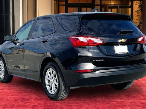 Used 2020 Chevrolet Equinox LS w/ LS Convenience Package FWD image 4
