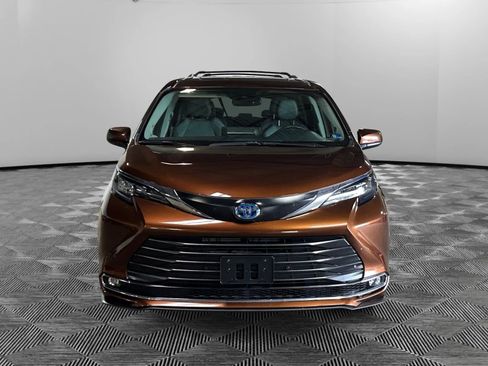 Used 2024 Toyota Sienna XLE w/ XLE Plus Package AWD/4WD image 2